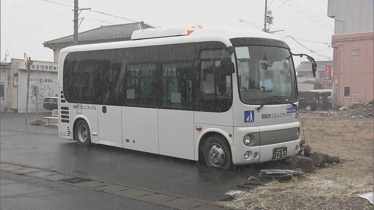 コミュニティバスが道路の陥没した“穴”にはまる　水道管の破裂が原因か　けが人なし　岐阜・羽島市