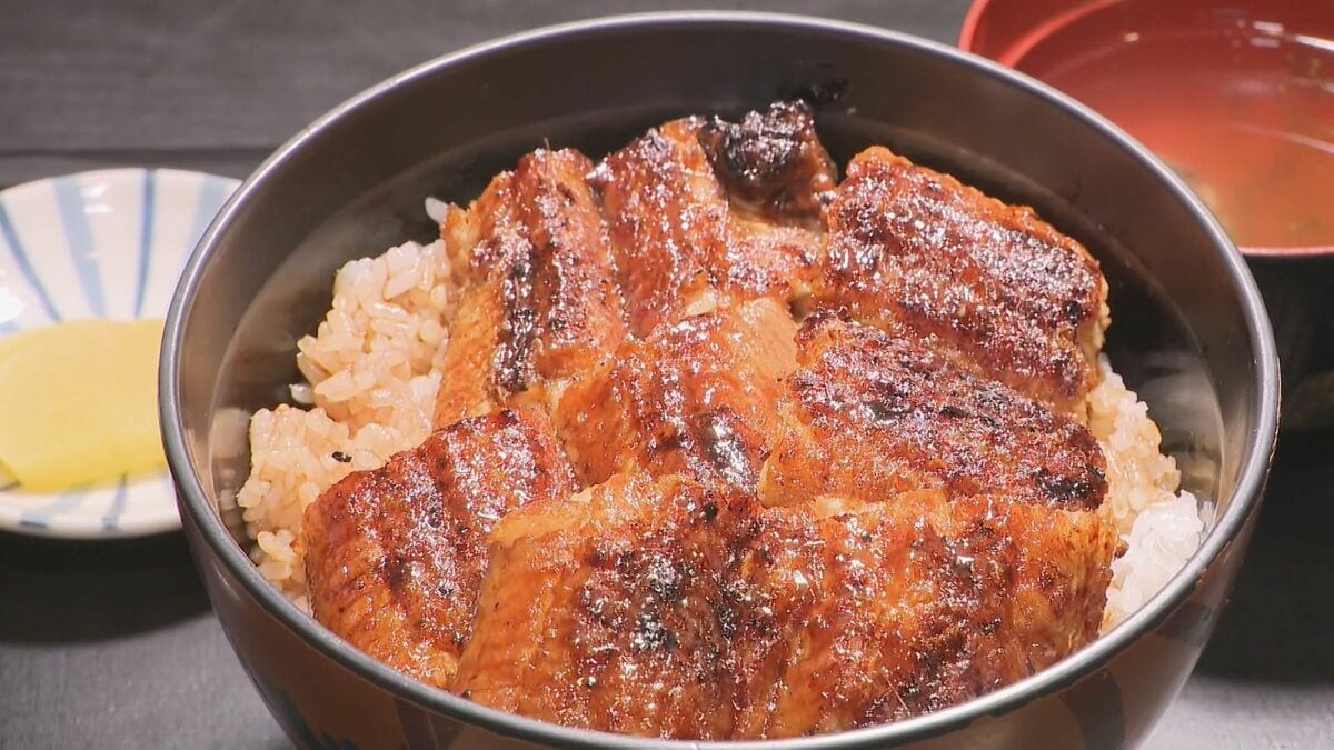 さばくウナギは“1日約60キロ” 土用の丑を前に専門店は大賑わい 焼き場の体感は｢50～60℃くらい｣も暑さ対策は… 三重・津市