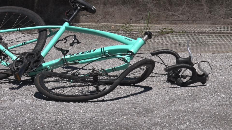 乗用車と自転車が衝突する事故　自転車の男子高校生が意識不明　本部町