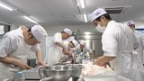 「寿司職人が足りない」インバウンド需要と寿司人気の思わぬ誤算 3か月で寿司職人”養成所”まで開設外国人観光客にも人気が高い日本の「寿司」。 | 福岡のニュース|RKB NEWS|RKB毎日放送
