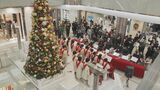 約5メートルのクリスマスツリー 小学生がハンドベルで演奏　|　石川県のニュース｜MRO北陸放送