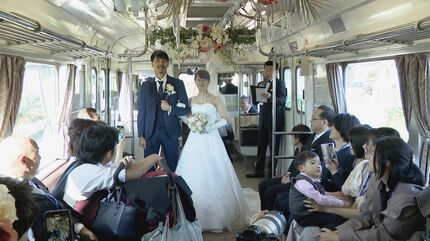 名古屋鉄道の車両内で結婚式 新郎新婦が揺るぎない愛を誓い親族・友人