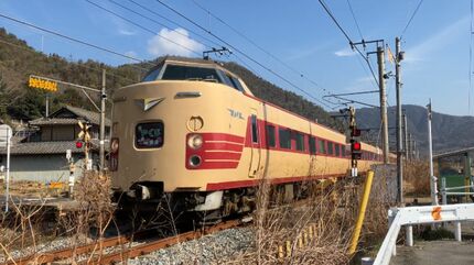 消えゆく「381系やくも」4色が一堂に！「国鉄色やくもで行くツアー」4