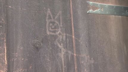 落書き　東山 東大寺の建物に『落書き』重要文化財「二月堂参籠所」の木製扉に『猫の