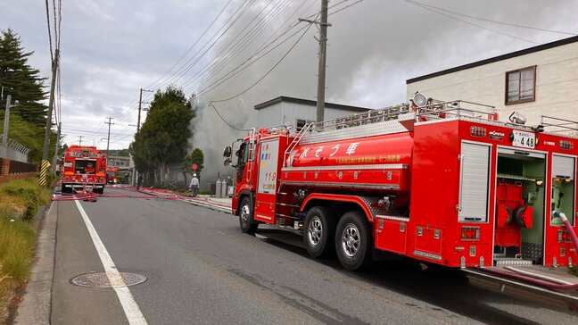 むつ市で住宅火災 海自大湊地区総監部付近の住宅街で消火活動続く 青森県|TBS NEWS DIG