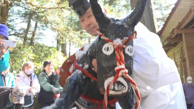 牛をめがけて「雪玉」を投げて水不足の解消願う…少雨影響で温泉施設が休業などの影響が　伝統の豊作を祈る祭り　長野・筑北村|TBS NEWS DIG