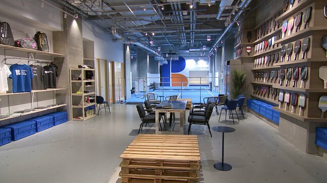 都内初の都市型インドアピックルボール施設がオープン「ボールを追いながら一つになる楽しさを体験して」|TBS NEWS DIG