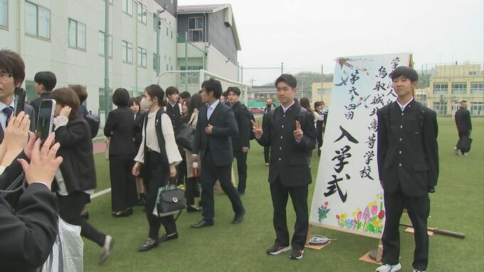 私立高校「実質無償化」始まる　入学式を迎えた私立高校からは歓迎の声「物価高で大変な時期に保護者の方も喜んでいると思います」|TBS NEWS DIG