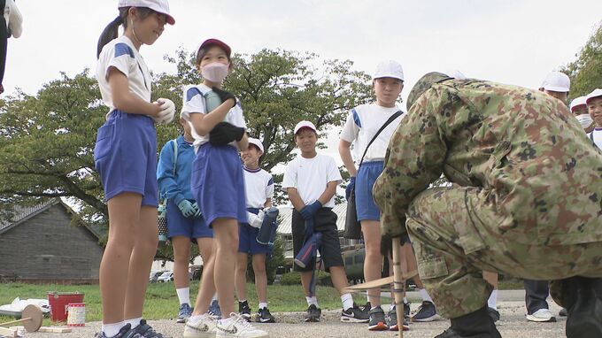 火起こしにテント設営…災害対応のプロ“自衛隊”が児童に技を指南　職場体験学習　|　石川県のニュース｜MRO北陸放送