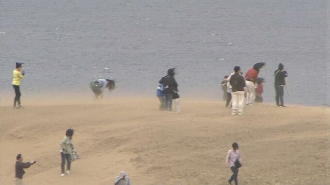 春の嵐で鳥取砂丘では砂嵐　今年初の「夏日」でサクラも一気に満開に　観光客も思わず「イエス、ベリーホット」6月下旬並みの陽気|TBS NEWS DIG