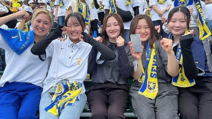 【夏の甲子園】仙台育英選手たちの姉妹応援団『姉ず』　「感謝しかない」「最高の弟です」「お疲れさま」大好きな弟たちと戦った最高の夏　山田脩也主将「家族の応援が一番支えになった」|TBS NEWS DIG