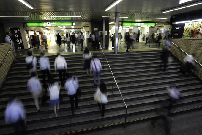 実質賃金は8カ月連続マイナス、ボーナス効果剥落で名目の伸び鈍化