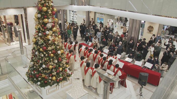約5メートルのクリスマスツリー 小学生がハンドベルで演奏　|　石川県のニュース｜MRO北陸放送