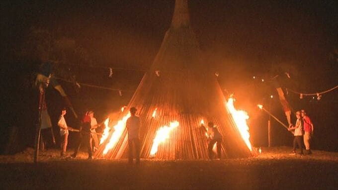 「初めて見たのですごく素敵」　盆の送り火として松明を投げあげる奇祭　南部の火祭り開催|TBS NEWS DIG