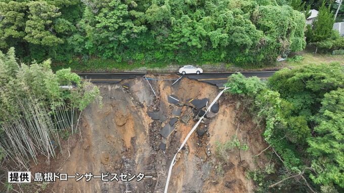 大雨で県道が崩落、235世帯が孤立状態　観光客67人も孤立　集落内に観光地「出雲日御碕灯台」　|　BSSニュース | BSS山陰放送