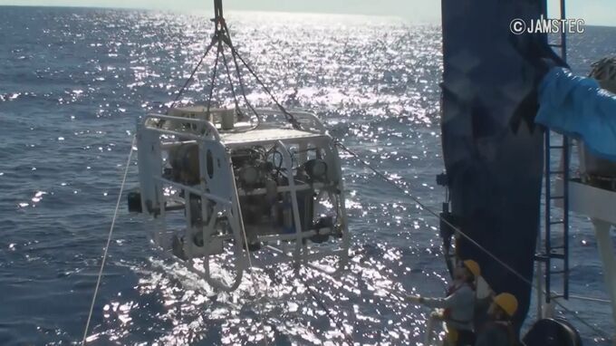 海自ヘリ事故　来月上旬から無人探査機「ディープ・トウ」使い機体捜索へ　最大水深6000メートルまで調査可能|TBS NEWS DIG