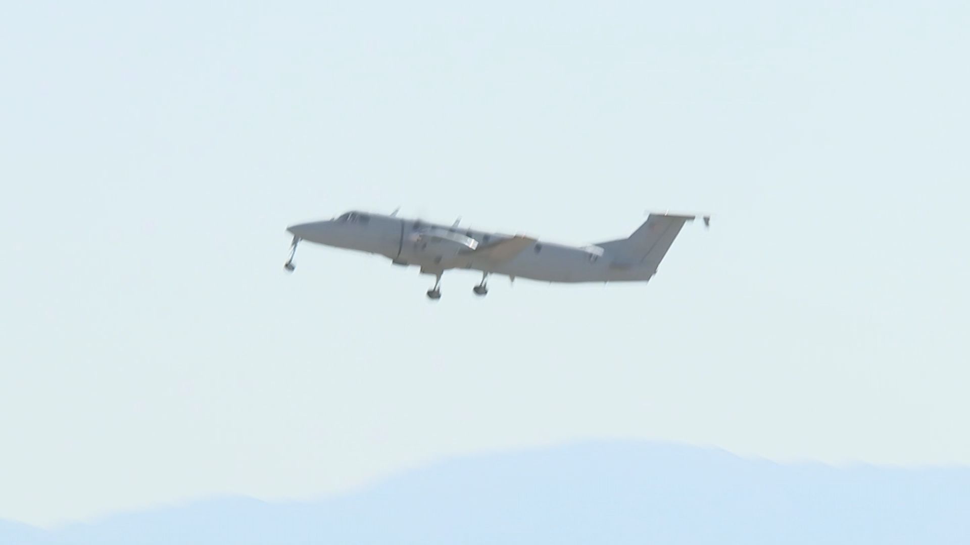 再びタッチアンドゴーです」アメリカ軍横田基地所属の輸送機「C-12J