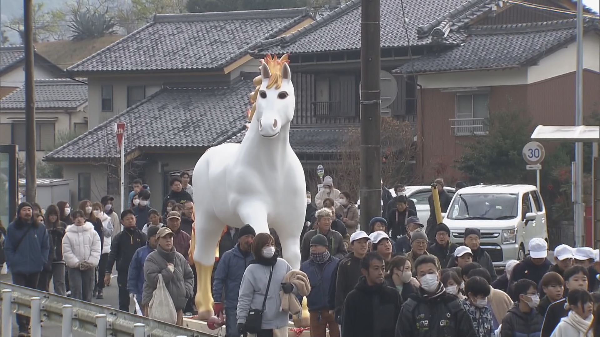 恒例の“ジャンボ干支”奉納 高さ3mの“午(うま)” 金のたてがみには｢金運