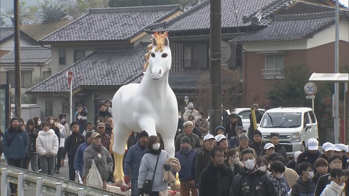 恒例の“ジャンボ干支”奉納 高さ3mの“午(うま)” 金のたてがみには｢金運アップ｣の願い… 物価高と人口減少でクラウドファンディングも初活用