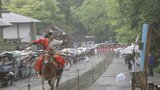 日光東照宮で恒例の流鏑馬 雨の中でも大勢の観客が詰めかけ歓声 春の例大祭1日目 栃木・日光市|TBS NEWS DIG