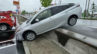 「そのままストン」車が道路から駐車場に落下　ドライブレコーダーが捉えた事故の盲点　|　山梨のニュース | ＵＴＹテレビ山梨