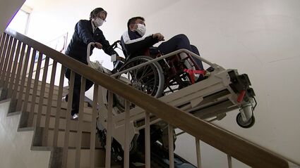 中学校で車いす用階段昇降車のデモンストレーション 学校の