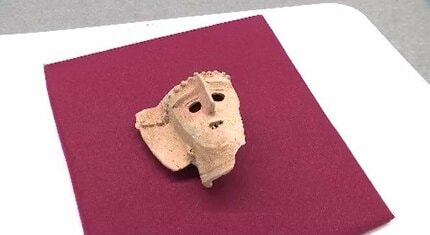 笑ってる？困ってる？「顔つき」がわかる「人面付土器」が長野市で出土