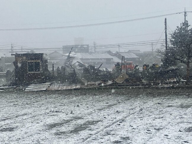 早朝に住宅で火災 通行人から「家が燃えている」と119番通報 消火活動続く 富山・小矢部市|TBS NEWS DIG
