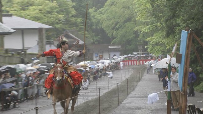 日光東照宮で恒例の流鏑馬　雨の中でも大勢の観客が詰めかけ歓声　春の例大祭1日目　栃木・日光市|TBS NEWS DIG