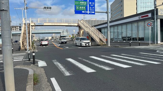 中学生とみられる男女2人が乗用車にはねられる 女の子は頭の骨を折る重傷　警察が運転手の男（55）を現行犯逮捕　千葉・市川市|TBS NEWS DIG