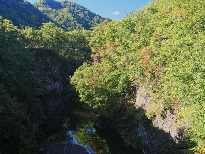 9月25日の定山渓（錦橋から）。木々の一部ではすでに色づきが始まっている