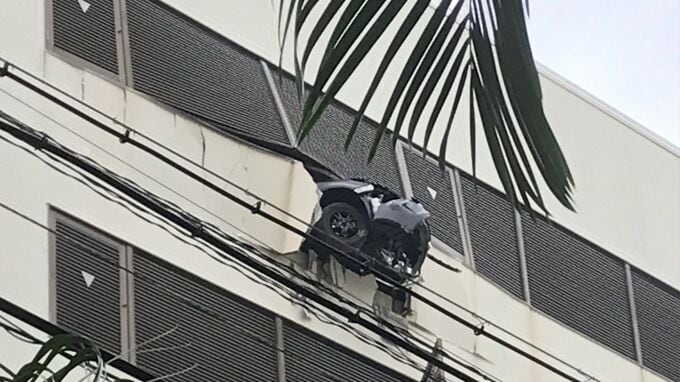 【続報】立体駐車場6階から落ちかけた車　運転手の70代男性と助手席の妻は脱出　落下した外壁によるけが人なし　　　|　沖縄のニュース｜RBC 琉球放送