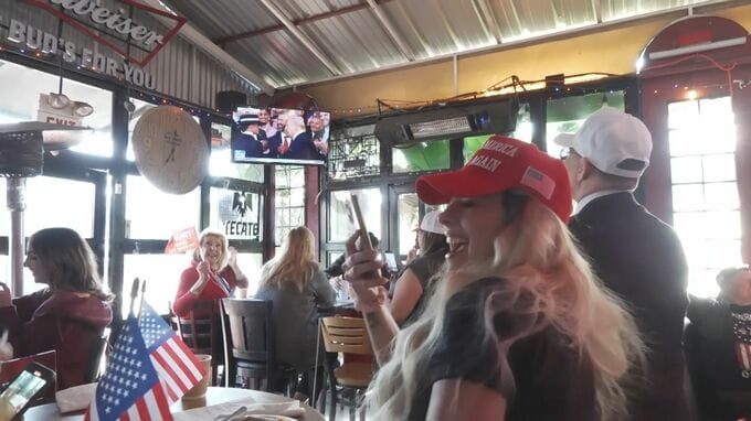 民主党の地盤“青い州”でもトランプ氏支持者が集まり大統領就任式ウォッチパーティー 「性別は2つ」発言に大きな歓声　カリフォルニア州|TBS NEWS DIG