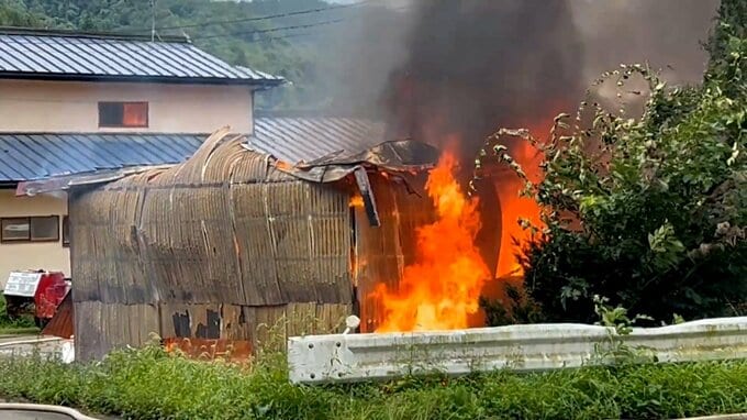 【速報】「小屋の中にある車が燃えている」小屋と車が焼ける火事発生　消防車5台が出動して消火活動中　青森県十和田市|TBS NEWS DIG