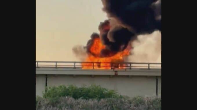 【動画見る】韓国からの観光客を乗せたレンタカーが高速道路を走行中エンジンに“異変”　緊急停車直後に炎上…全員逃げて無事　北海道岩見沢市|TBS NEWS DIG