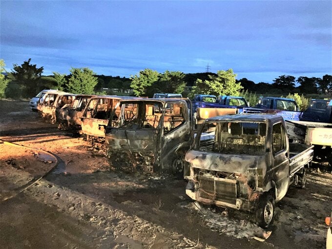 駐車場でリース会社のトラックなど15台が焼ける　放火の可能性も　熊本・合志市　|　熊本のニュース｜RKK NEWS｜RKK熊本放送
