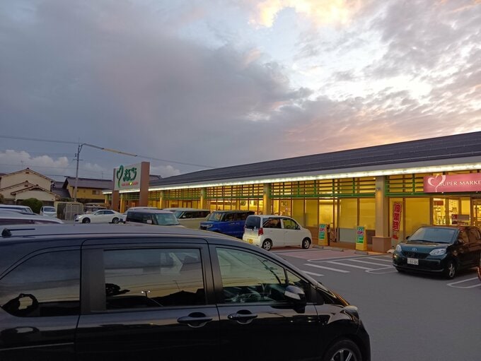 【速報】スーパー駐車場で女性が軽乗用車にはねられ意識不明の重体　頭から流血…「車が歩行者に正面からぶつかった」と通行人が119番通報　運転手は80代女性|TBS NEWS DIG