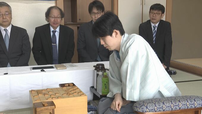 藤井六冠が王位戦第２局で勝利 伊藤二冠との同学年対決 1勝1敗のタイに|TBS NEWS DIG