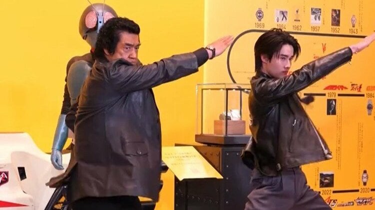藤岡弘、＆藤岡真威人 】父子で仮面ライダー「変身！」一糸乱れぬ