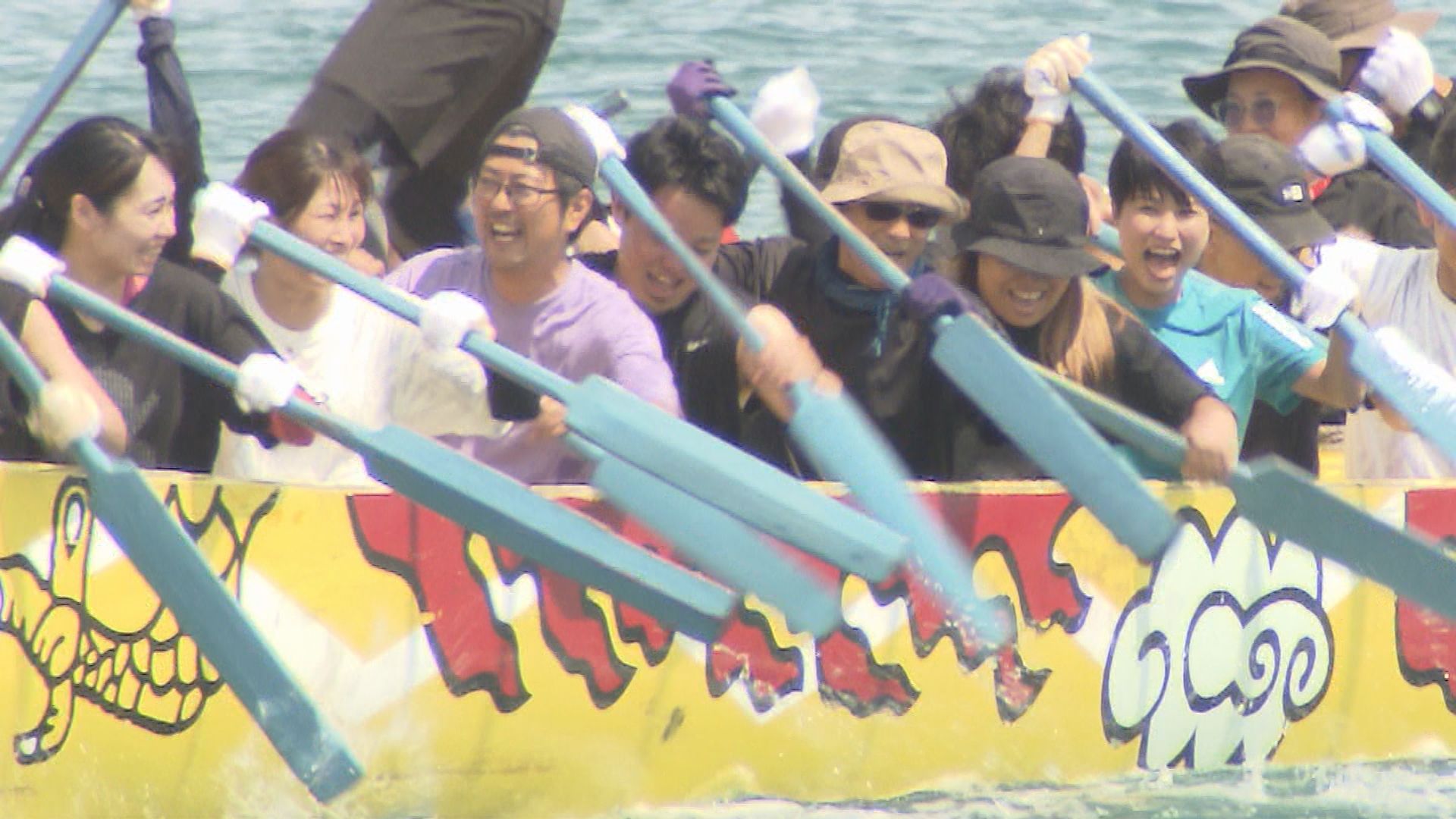 那覇三大祭りのひとつ「那覇ハーリー」　海人の伝統行事でエーク（櫂）を漕ぐ
