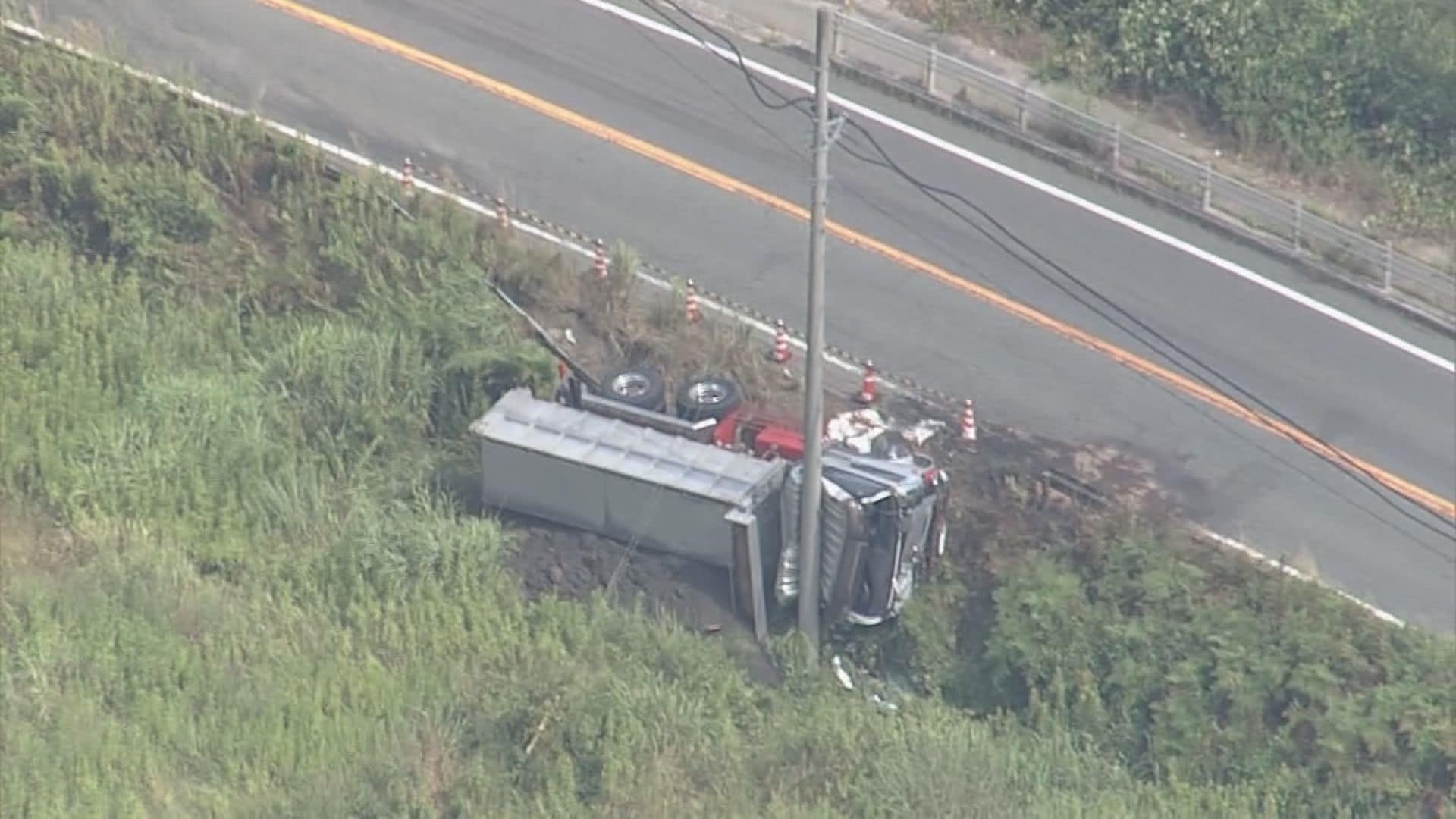 速報】「車が燃えている」トラックと軽乗用車が正面衝突・炎上 1人死亡