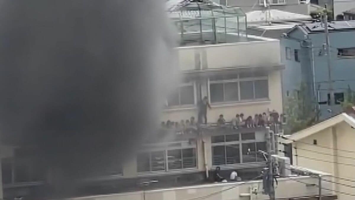 【学校火災】児童ら11人けが…煙から身を守る「低い姿勢」と事前の「避難経路確認」　専門家に聞いた避難のポイント