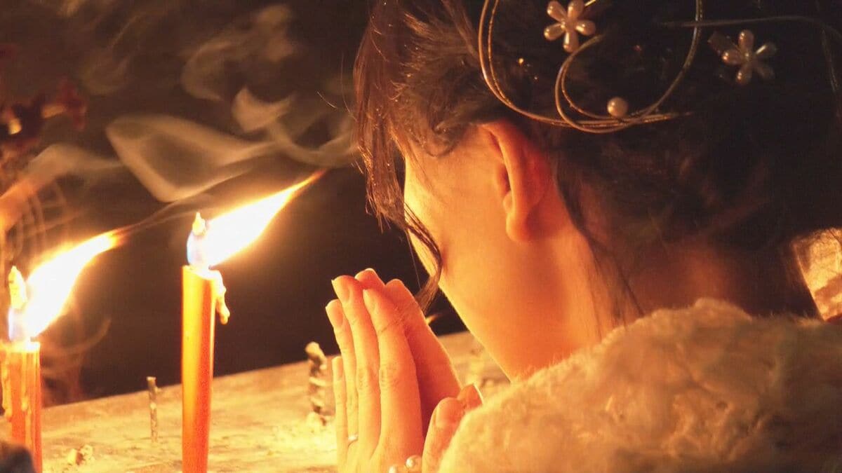 着物姿で和ろうそくに願いを… 200年以上続く冬の風物詩 ｢三寺まいり｣ 縁結びの行事としても知られる 岐阜･飛騨市古川町