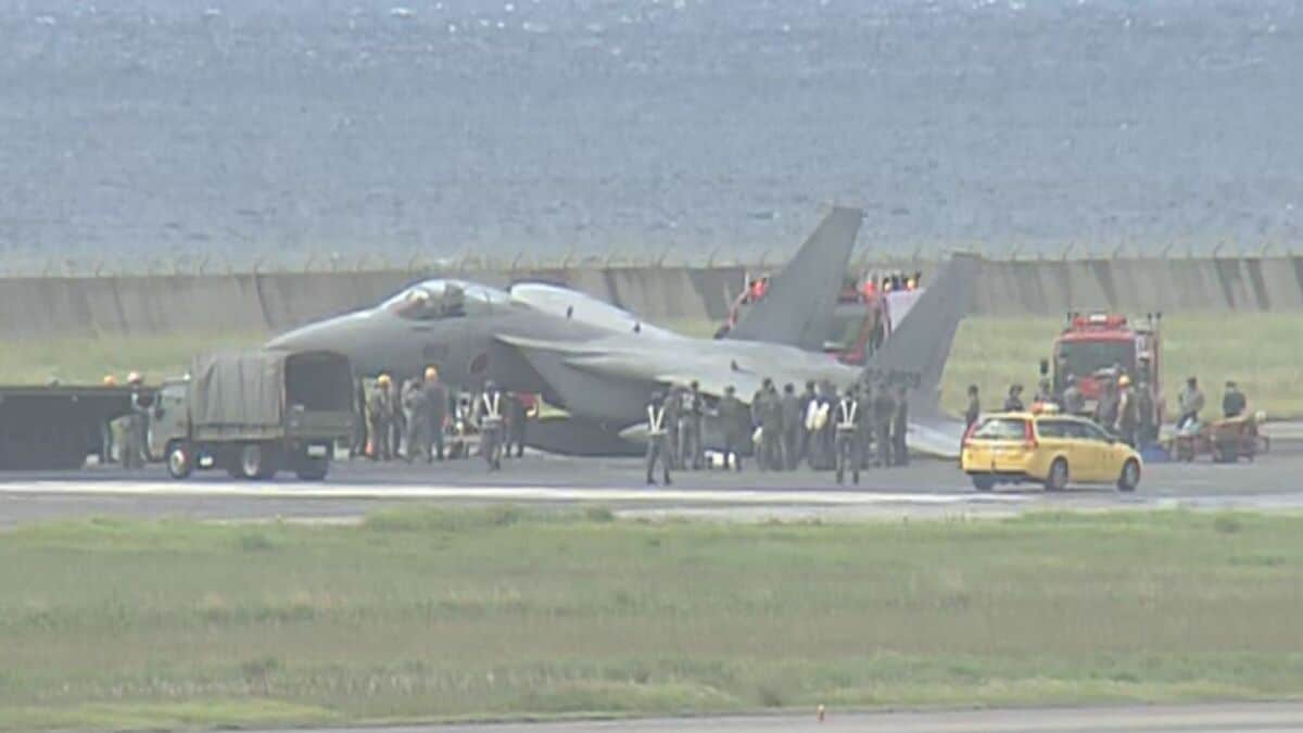 【速報・追記あり】自衛隊のF15戦闘機が緊急着陸　那覇空港の滑走路上で機体が斜めに傾いて停止