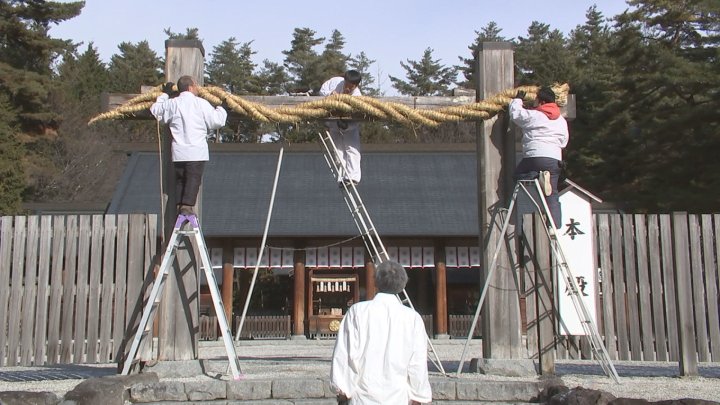 新年の準備着々　神社でしめ縄の取り替え作業　福を招く“神通矢”への絵馬の取り付け作業も　山梨・身曾岐神社