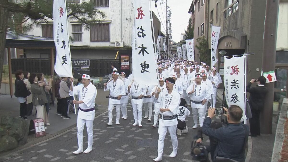 伊勢神宮の式年遷宮に向けた「お木曳」を前に…市民ら約200人が心身清める「浜参宮」 三重・伊勢市