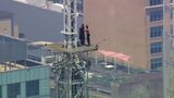 高さ440mビルの先端でプロポーズ？“平和”と書かれた旗掲げ…SNS発信の男女2人を逮捕　米ニューヨークのエンパイア・ステート・ビル|TBS NEWS DIG