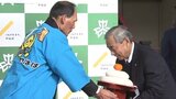 町役場に巨大鏡餅登場 生産者が毎年寄贈 国内有数のもち米生産地・矢巾町 園児たちにも切り餅プレゼント 岩手|TBS NEWS DIG