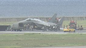 【速報】自衛隊のF15戦闘機が緊急着陸　那覇空港の滑走路上で機体が斜めに傾いて停止|TBS NEWS DIG