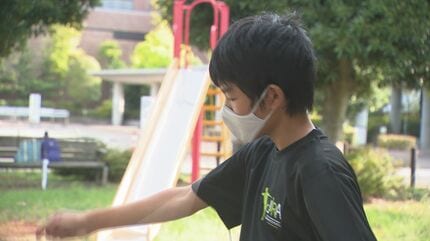 4重跳びの間に縄を手放し交差跳び…なわとびスゴ技をこなす小学生